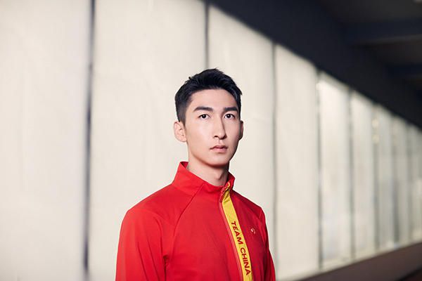 撕开露娜的乳罩慢慢揉捏